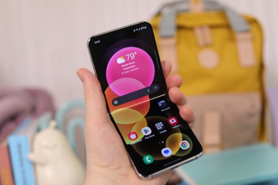Samsung's Galaxy Z Flip 5 Finally Fixes the Foldable Phone's Biggest Problem CMC 7118